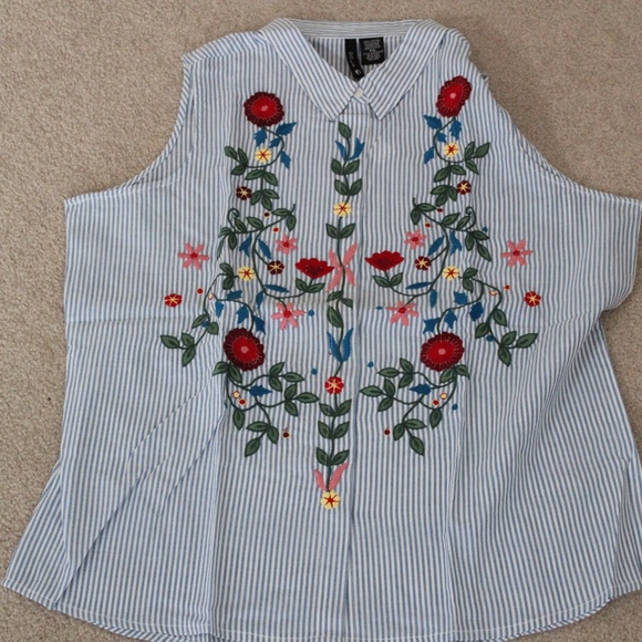 size petite L, pretty pinstripe with floral design blouse, new condition - Picture 3 of 5